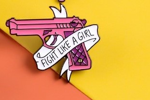 Pin's pistolet rose "Fight Like a Girl"