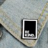 Pin's rectangulaire noir et blanc "Be Kind"
