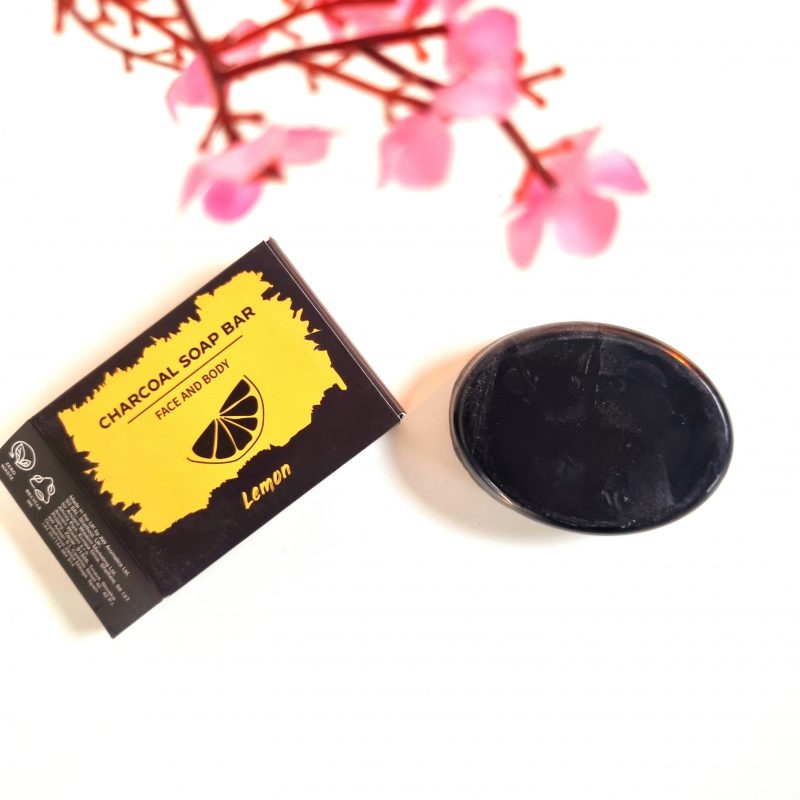 Savon Au Charbon De Bois Naturel Sur De Vrais Charbons Sur Fond Noir Concept De Fabrication Et D